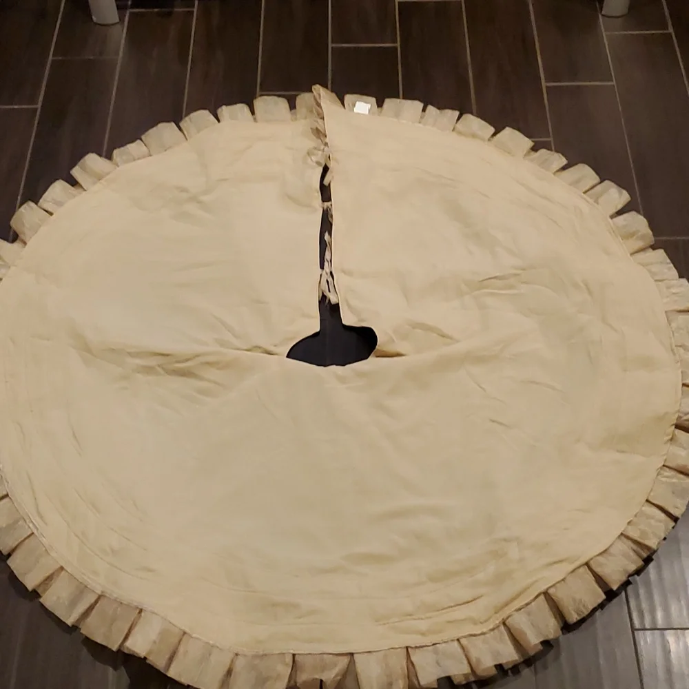 Elegant Gold Lame 4 Tiered Ruffled Christmas Tree Skirt 52" Diameter - Picture 4 of 9